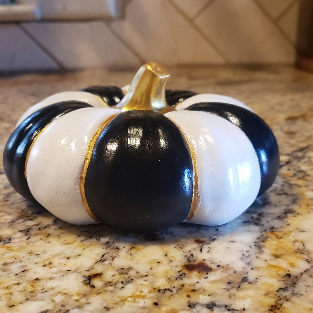 Hand painted strip pumpkin - Picture 2 of 2